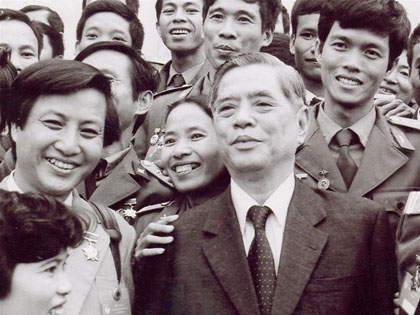 Tổng Bí thư Nguyễn Văn Linh là người đầu tiên khởi xướng công cuộc đổi mới tại Đại hội VI của Đảng năm 1986. 
